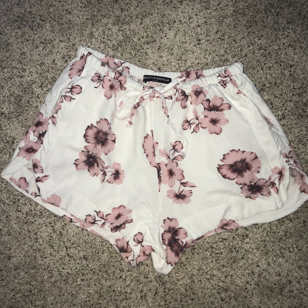 BRANDY MELVILLE cute and comfy, floral shorts!